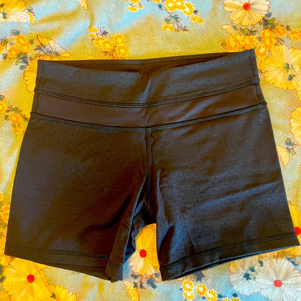 Black Dot Lululemon Groove Short